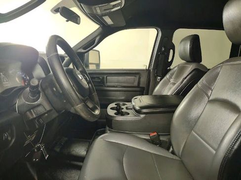 Used 2024 RAM 2500 Tradesman w/ Chrome Appearance Group AWD/4WD image 4