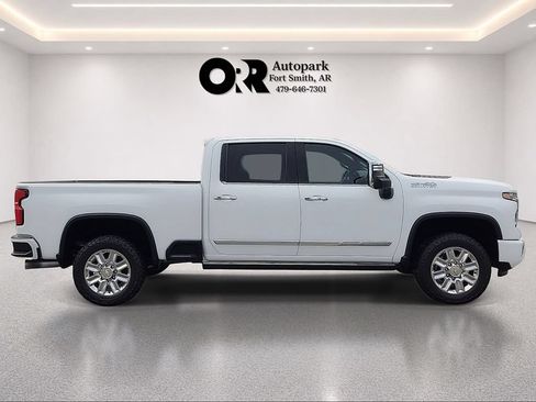 Used 2024 Chevrolet Silverado 2500 High Country w/ High Country Premium Package AWD/4WD image 6