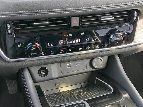 Certified 2025 Nissan Rogue Platinum w/ Tech Package FWD image 21