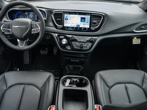 New 2026 Chrysler Pacifica Select image 3
