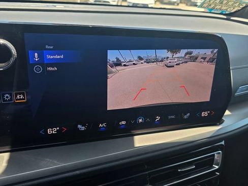 Used 2025 Chevrolet Traverse LT FWD image 22