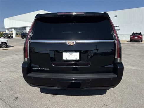 Used 2020 Cadillac Escalade Luxury image 3