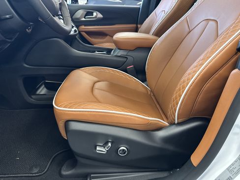 New 2026 Chrysler Pacifica Pinnacle FWD image 11