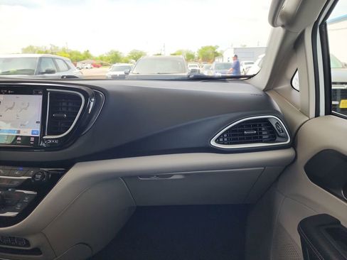 Used 2024 Chrysler Pacifica Touring-L FWD image 35