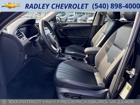Used 2024 Volkswagen Tiguan SE w/ Panoramic Sunroof Package AWD/4WD image 5
