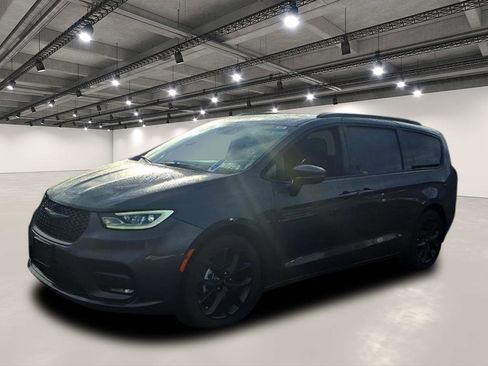 Used 2022 Chrysler Pacifica Touring-L w/ S Appearance Package image 3