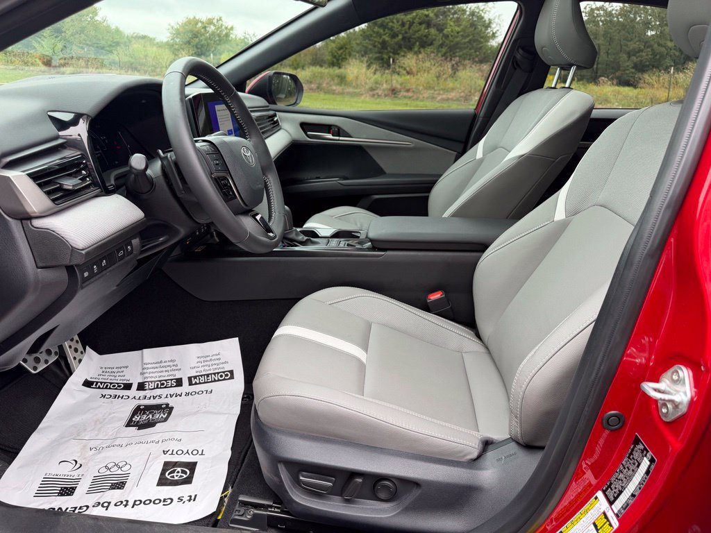 Used 2025 Toyota Camry SE w/ Convenience Package FWD image 10