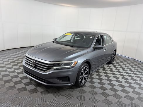 Used 2022 Volkswagen Passat 2.0T SE FWD image 2