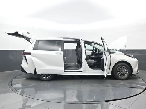 New 2026 Toyota Sienna XLE FWD image 33
