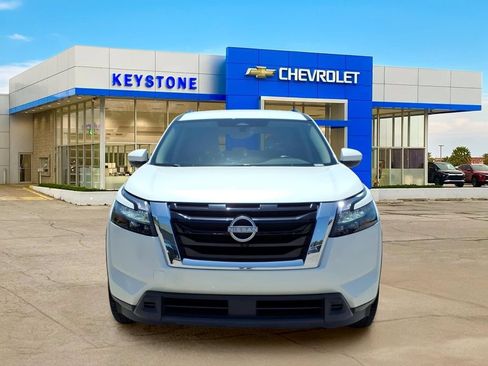 Used 2024 Nissan Pathfinder SV FWD image 2