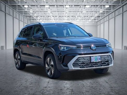 Used 2025 Volkswagen Taos SE w/ Panoramic Sunroof Package AWD/4WD image 7