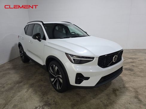Used 2023 Volvo XC40 B5 Ultimate image 3