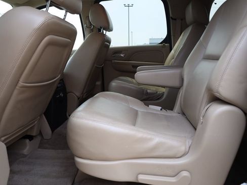 Used 2011 Cadillac Escalade ESV Premium AWD/4WD image 17