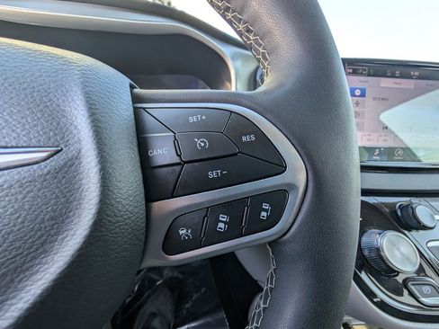 Used 2024 Chrysler Pacifica Touring-L FWD image 22