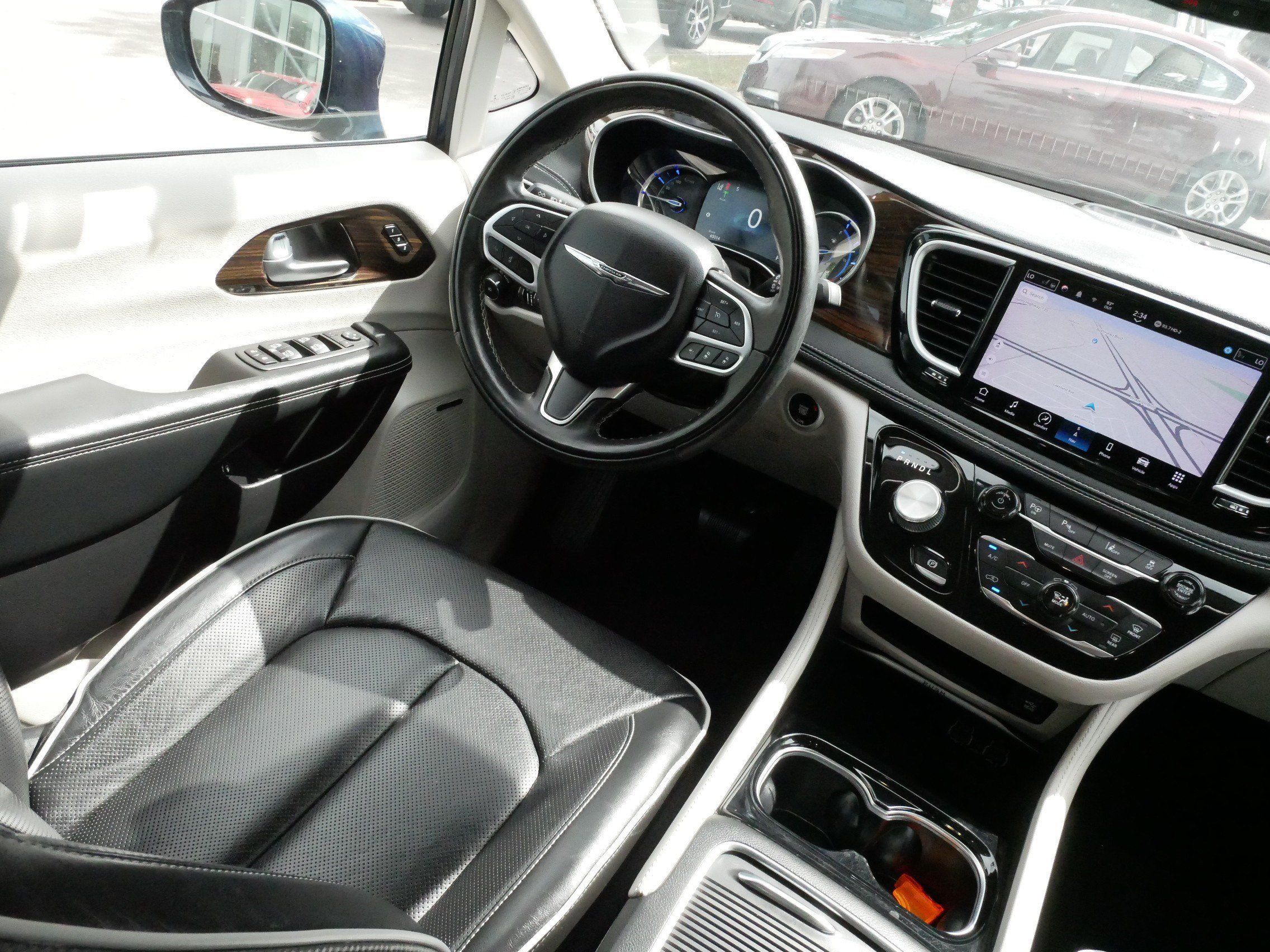 Used 2022 Chrysler Pacifica Limited w/ Uconnect Theater Family Group FWD image 9