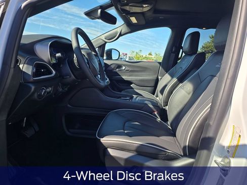 New 2027 Chrysler Pacifica Limited AWD/4WD image 11