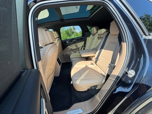 Certified 2023 Porsche Cayenne AWD/4WD image 30