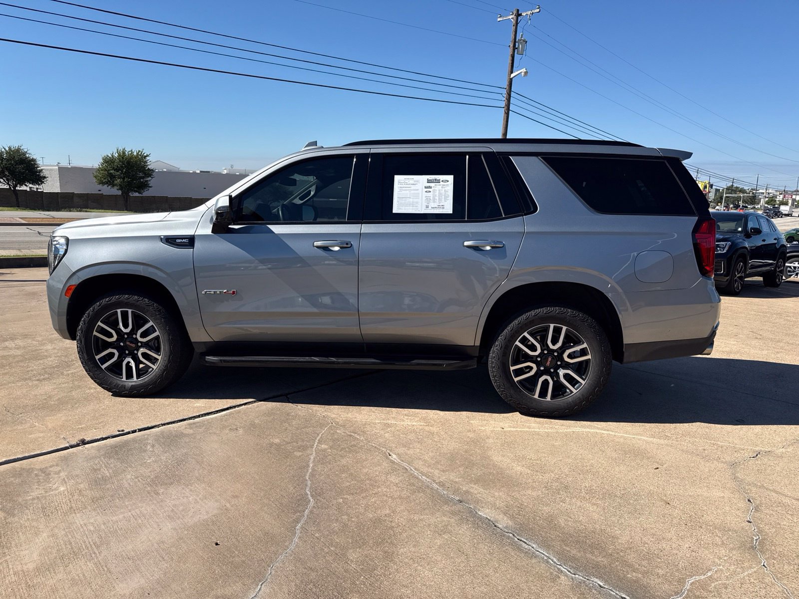Used 2024 GMC Yukon AT4 w/ Technology Package AWD/4WD image 4