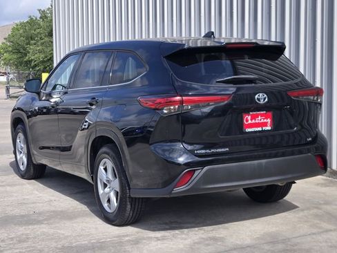 Used 2021 Toyota Highlander LE FWD image 11