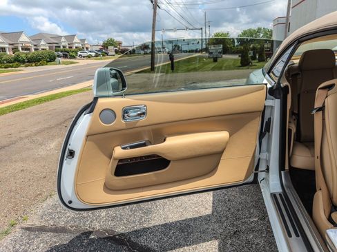 Used 2018 Rolls-Royce Dawn RWD image 32