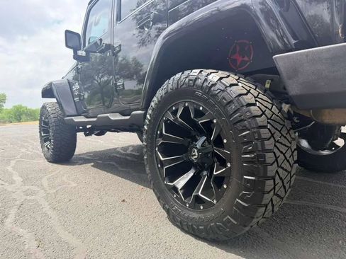 Used 2017 Jeep Wrangler Unlimited Sahara w/ Connectivity Group image 17