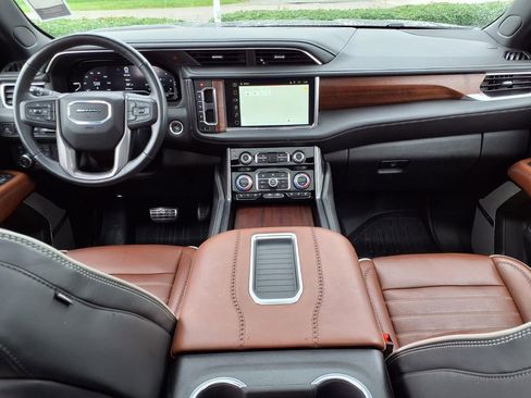 Used 2023 GMC Yukon XL Denali Ultimate AWD/4WD image 9