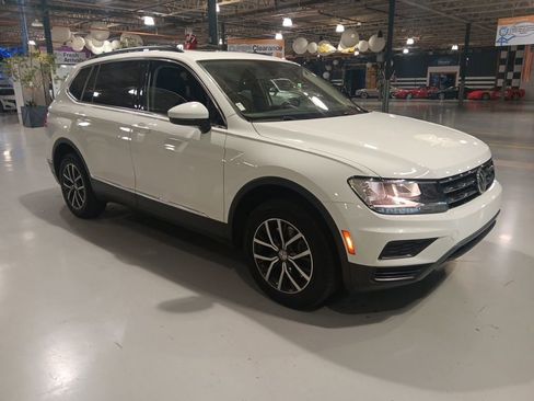 Used 2020 Volkswagen Tiguan SE w/ Panoramic Sunroof Package AWD/4WD image 4