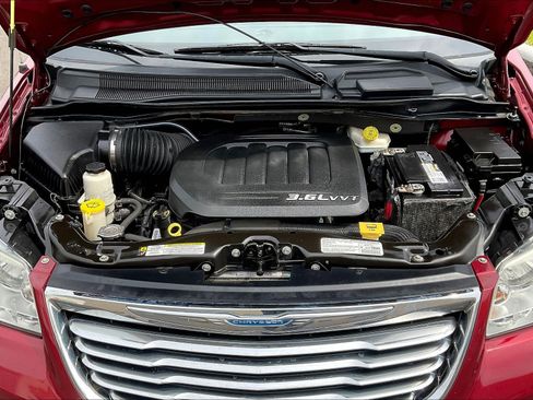 Used 2013 Chrysler Town & Country Touring-L w/ Premium Group FWD image 29