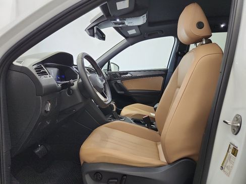 Used 2023 Volkswagen Tiguan SE w/ Panoramic Sunroof Package image 6
