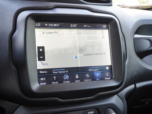 Used 2018 Jeep Renegade Limited w/ UConnect 8.4 Nav Group AWD/4WD image 24