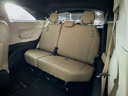 Used 2021 Toyota Sienna XLE image 29