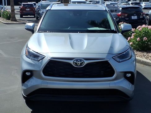 Used 2021 Toyota Highlander XLE FWD image 2