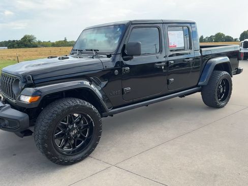 Used 2025 Jeep Gladiator Sport AWD/4WD image 5