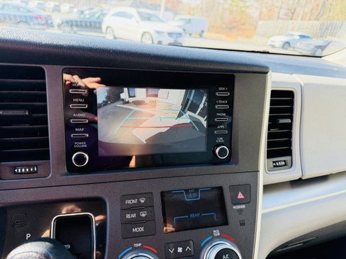 Used 2020 Toyota Sienna L image 13