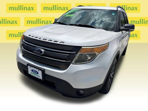 Used 2015 Ford Explorer XLT w/ Equipment Group 202B FWD image 9