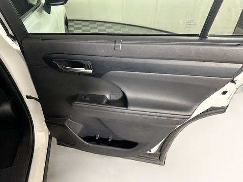 Used 2021 Toyota Highlander XSE FWD image 34