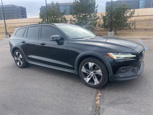 Used 2020 Volvo V60 T5 Cross Country image 2