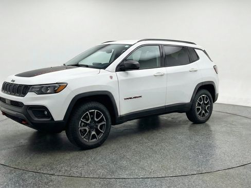Used 2025 Jeep Compass Trailhawk AWD/4WD image 3