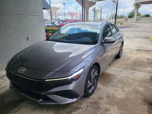 Used 2025 Hyundai Elantra SEL FWD image 1