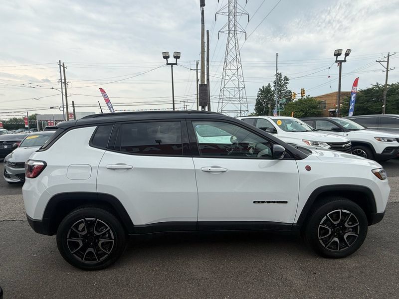 Used 2025 Jeep Compass Trailhawk AWD/4WD image 6