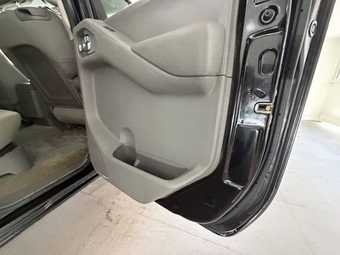 Used 2014 Nissan Frontier SV w/ SV Value Truck Package AWD/4WD image 18