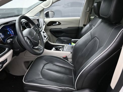 Used 2023 Chrysler Pacifica Limited FWD image 19