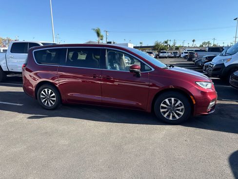 Used 2023 Chrysler Pacifica Touring-L FWD image 11