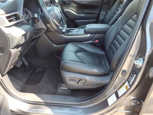 Used 2023 Toyota Highlander LE image 18