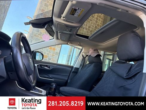 Used 2020 Toyota RAV4 XLE Premium image 16