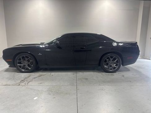 Used 2017 Dodge Challenger R/T RWD image 10