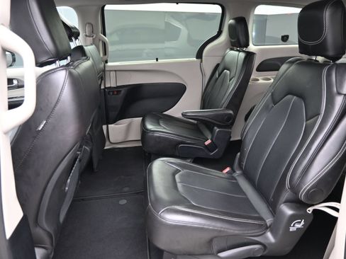 Used 2024 Chrysler Pacifica Touring-L FWD image 17