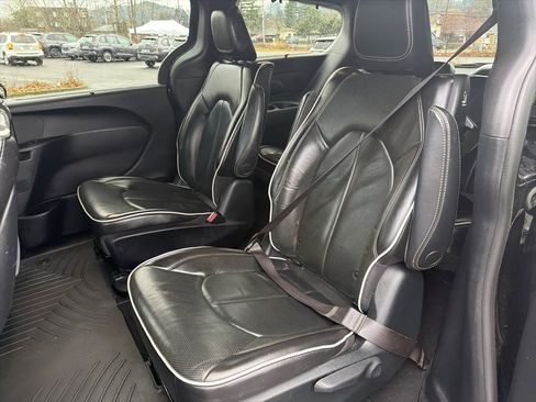 Used 2019 Chrysler Pacifica Limited w/ Advanced Safetytec Group image 17