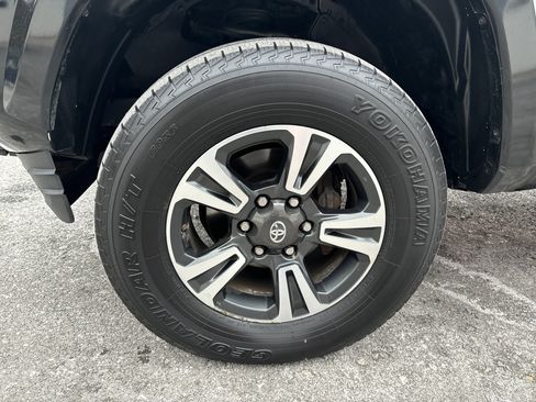 Used 2017 Toyota Tacoma TRD Off-Road image 10