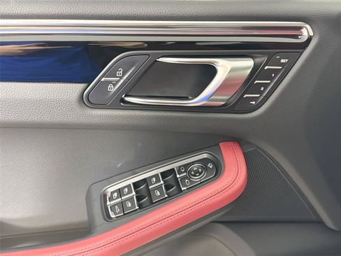 Certified 2026 Porsche Macan AWD/4WD image 31